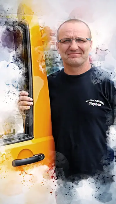 Mann mit Brille in dunklem T-Shirt hält die Tür eines Fahrzeugs geöffnet und schaut dabei lächelnd in die Kamera